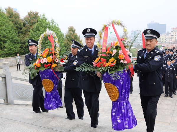 在庄严的"人民英雄永垂不朽"纪念碑前,政委刘勇,副局长王槐欣,毛柳成