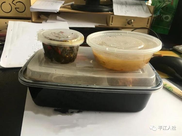 分餐制:快餐盒替代"铁饭碗",办公室秒变"小餐厅".