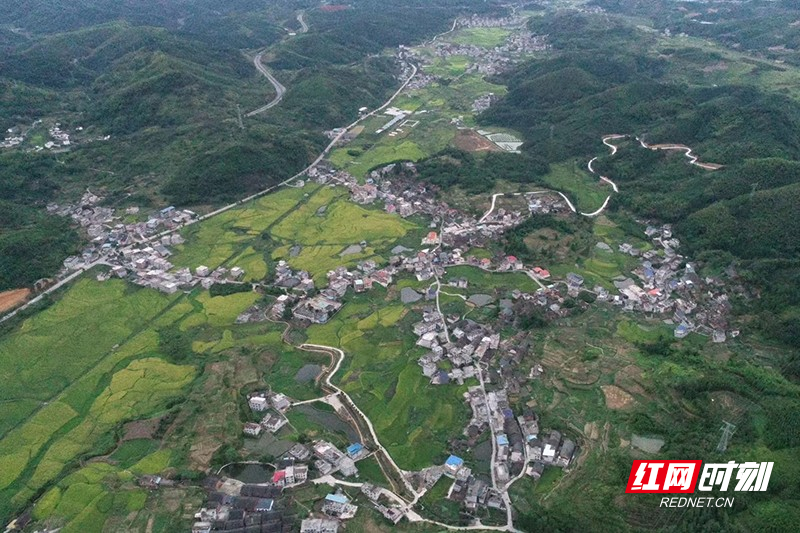 湖南首场,央视《走村直播看脱贫》来到宜章县梅田镇龙村瑶族村