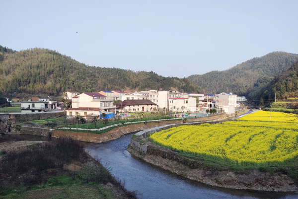 平江偏远山村变"金山银山—平江县余坪镇谢坪村脱贫工作纪实