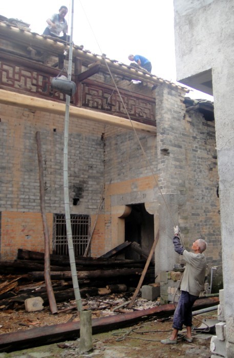 叶姓村民正在修缮他们的祖屋