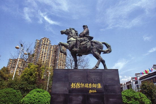 3月25日,平江县平江起义纪念馆前的彭德怀铜像图/记者张迪