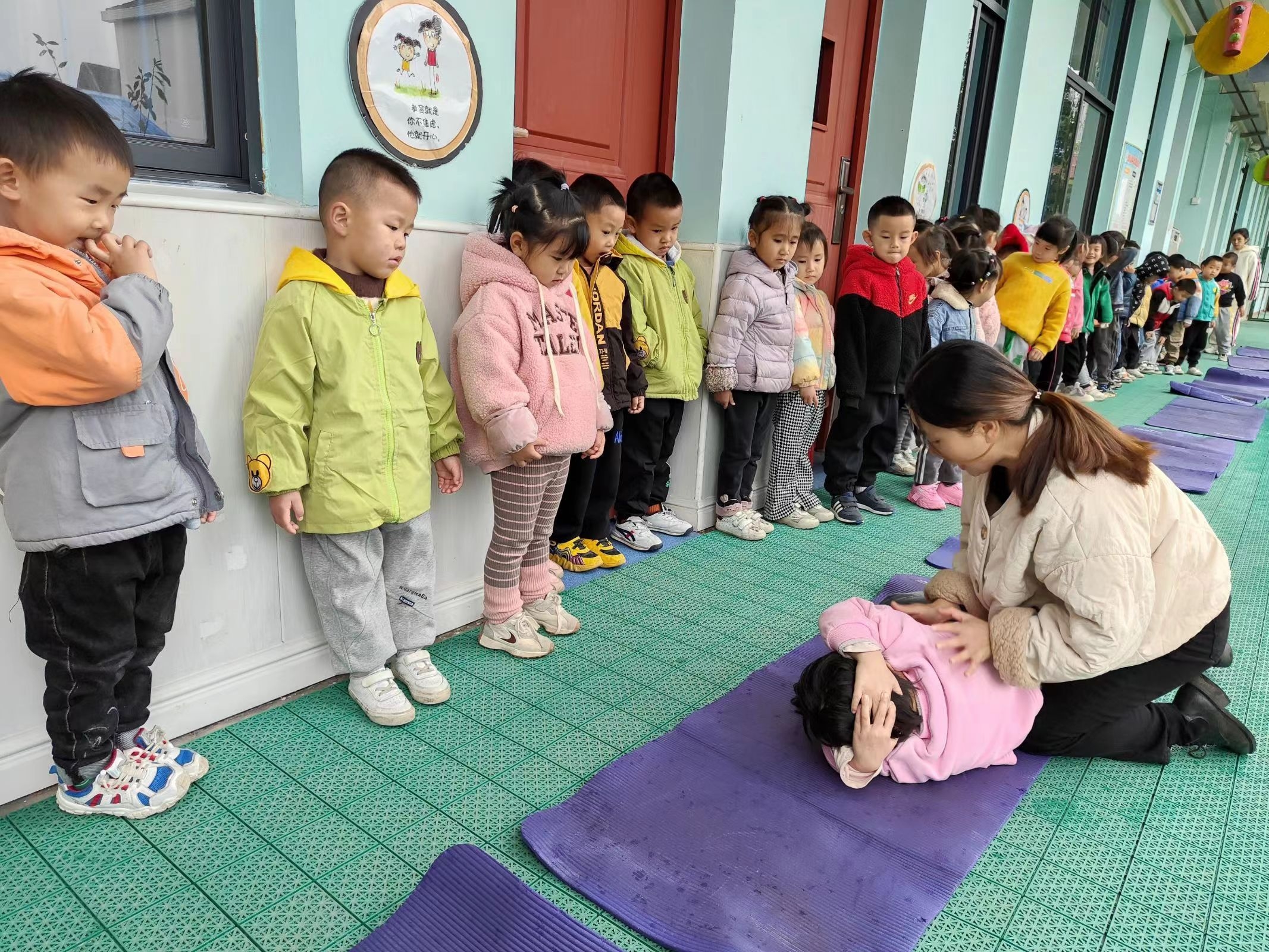 仙林实验幼儿园：预防踩踏勿拥挤 安全常驻童心中_杭州网教育频道