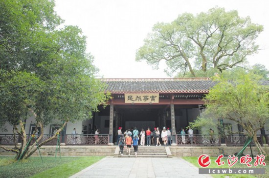 悬挂于岳麓书院讲堂的牌匾“实事求是”,昭示着这座千年学府,弦歌不绝。 长沙晚报全媒体记者 邹麟 摄