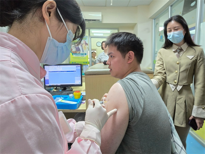 大学生在长沙三真社区卫生服务中心接种进口九价HPV疫苗。受访单位供图