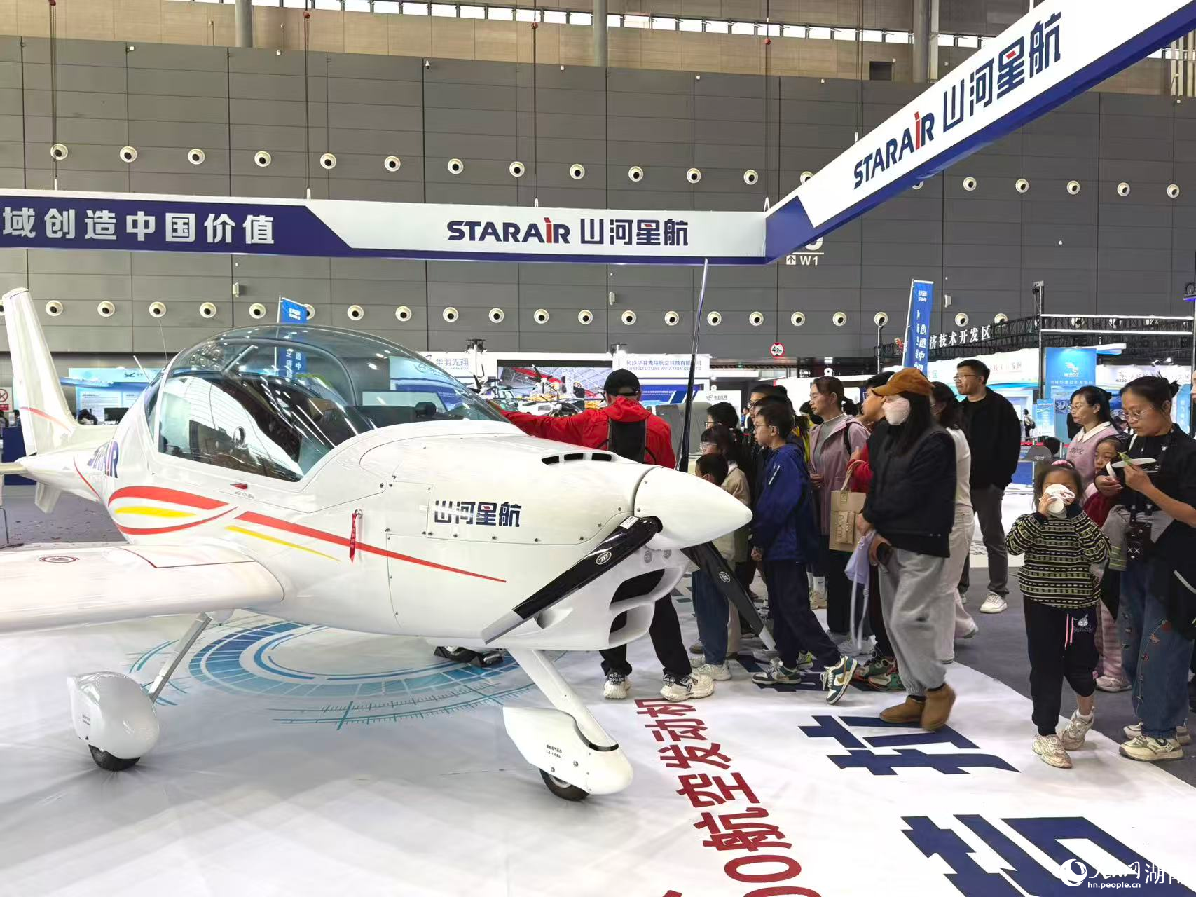 现场参观。人民网记者 刘汕摄