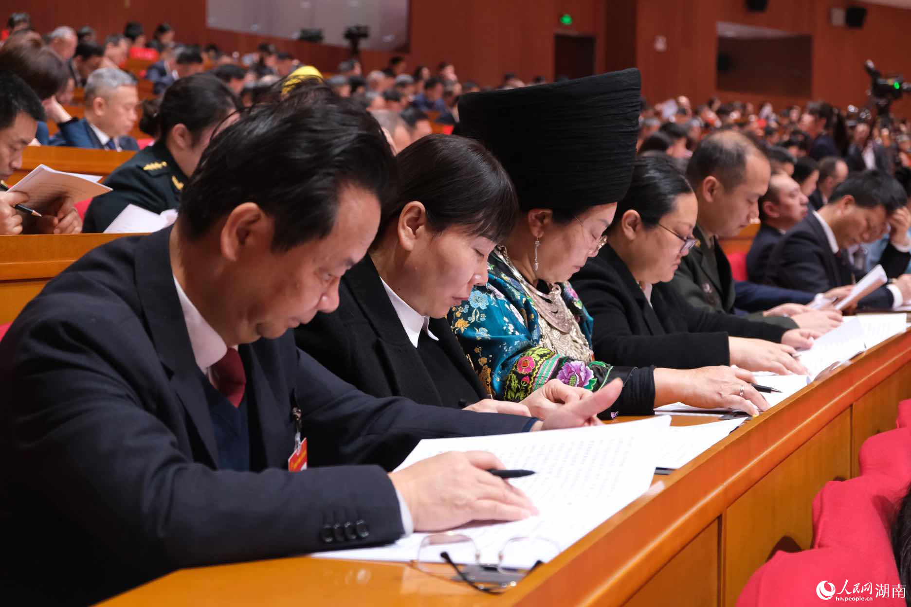 代表认真听取报告。人民网记者 向宇摄